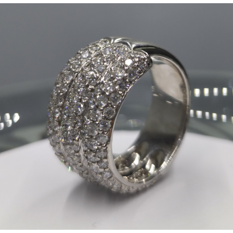 Anel em Ouro Branco 19.25k rodeado de Diamantes