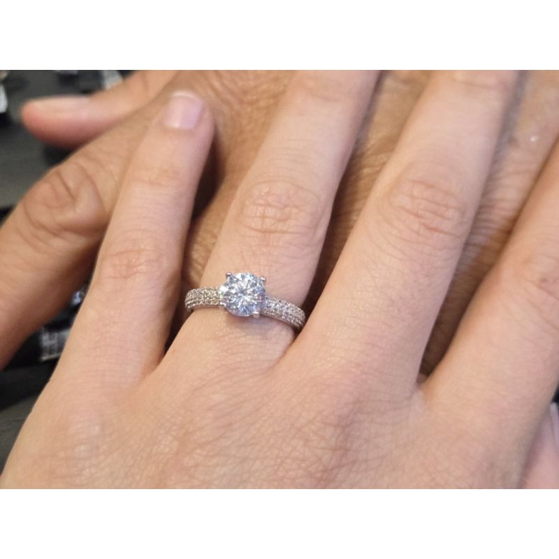 Anel solitário clássico em prata 925 com zircónia central e cravejamento no aro