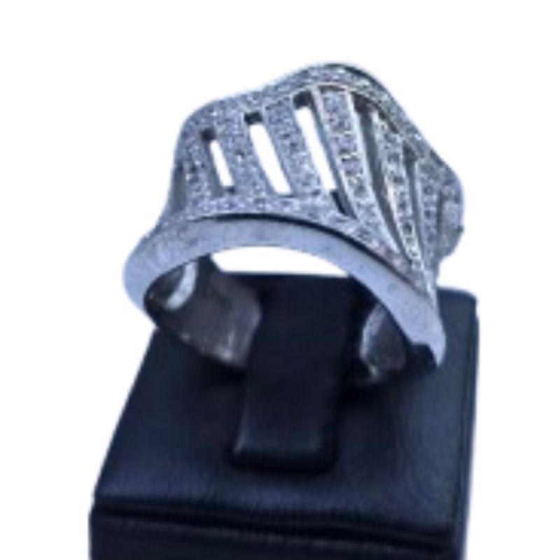 Anel em prata 925 com design geométrico e zircônias brilhantes