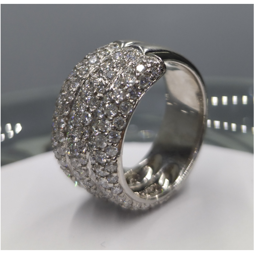 Anel em Ouro Branco 19.25k rodeado de Diamantes