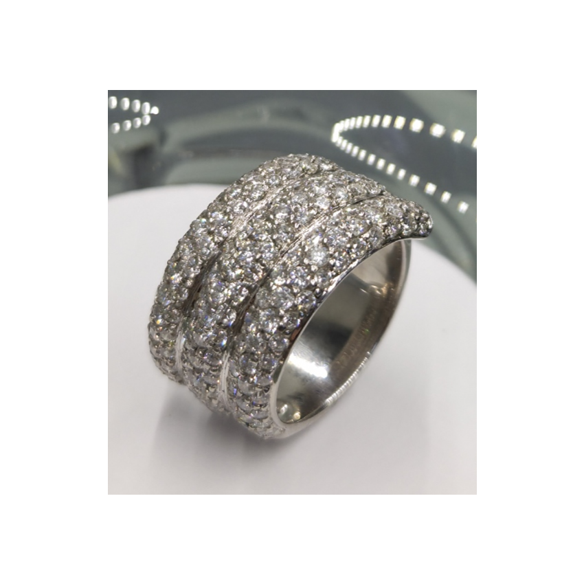 Anel em Ouro Branco 19.25k rodeado de Diamantes